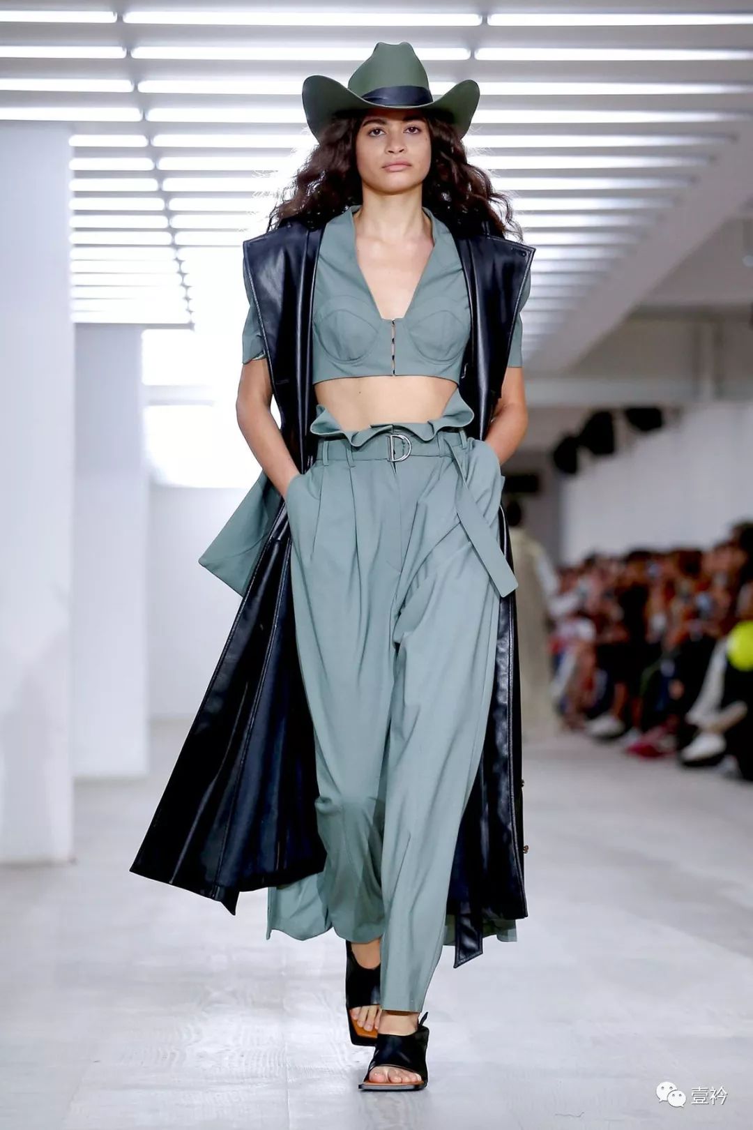 原创2020春夏伦敦时装周秀场上成熟干练的韩国设计力量