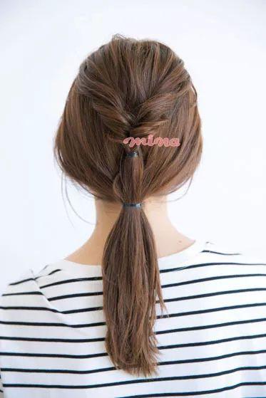 4,剩下的头发在步骤1的发圈正下方,在后颈发际线位置扎一股辫.