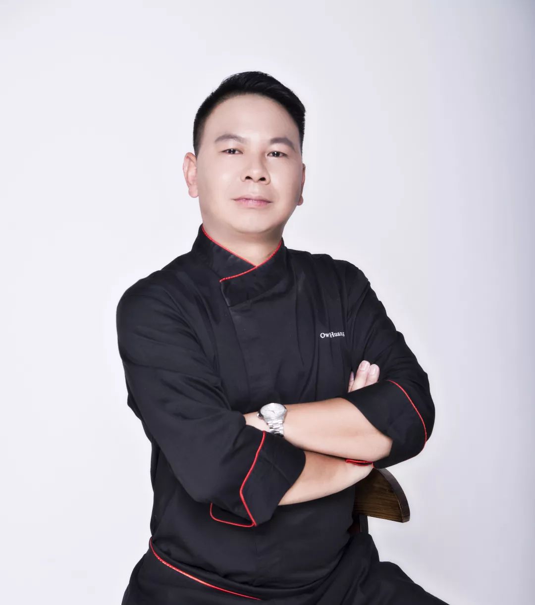 "这就是本期亮相的"厨神"——厦门佰翔五通酒店行政总厨黄新文.