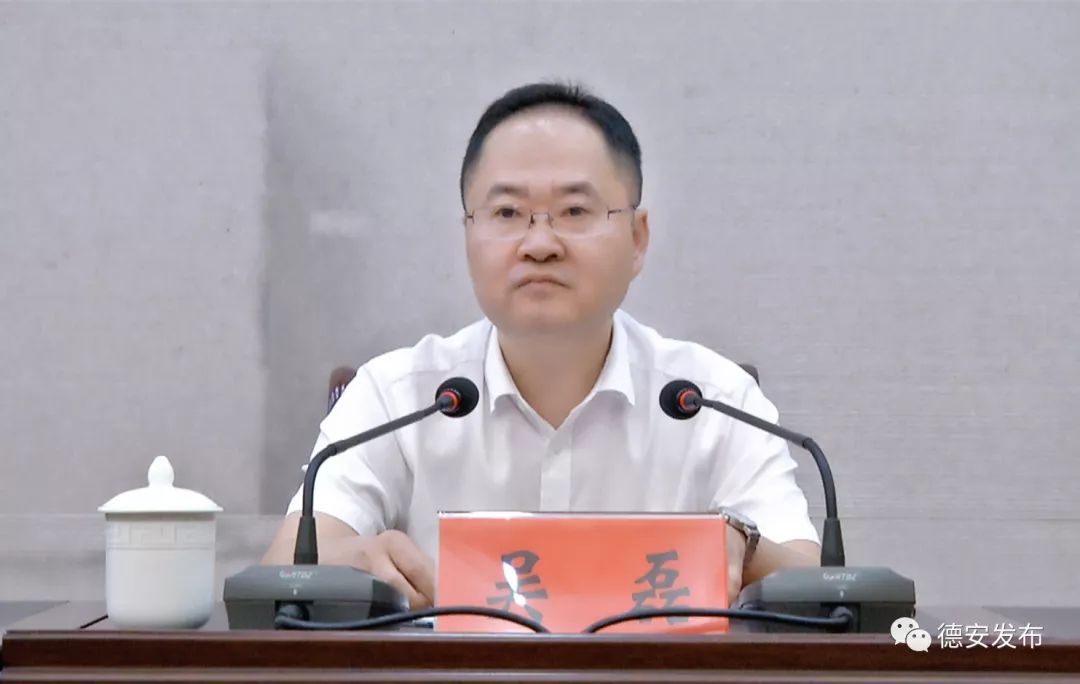 省委第四巡视组组长黄玉剑代表巡视组分别向德安县委书记熊晋喜和县委