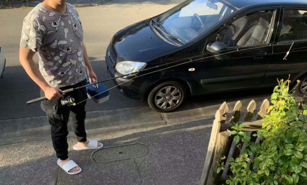 h&m的t恤,shiploads7刀一条的裤子外加kmart3块钱一双的全地形拖鞋,才