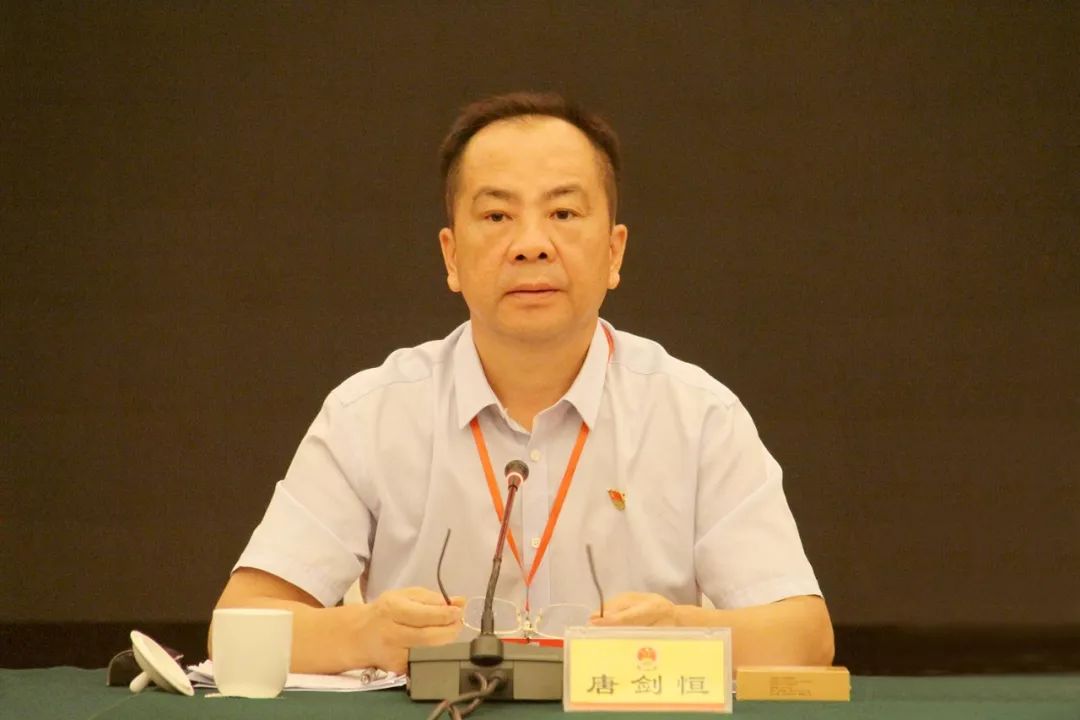 县十六届人大四次会议召开各代表小组召集人会议