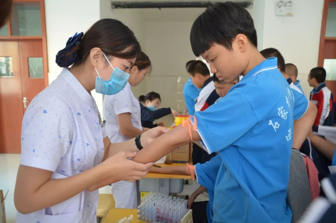 为学生健康护航石家庄一中西山学校组织初一学生进行身体检查