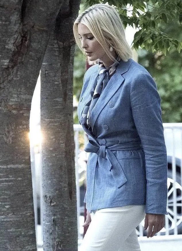 伊万卡高调现身金发波波头配开叉裙180cm身材小鸟腿抢镜