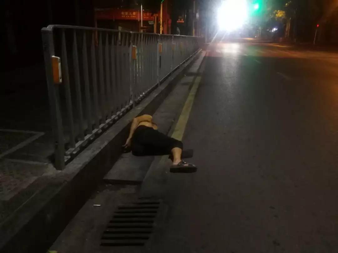 暖心!网友半夜出门遇见一大爷醉倒路边,掏出手机报警