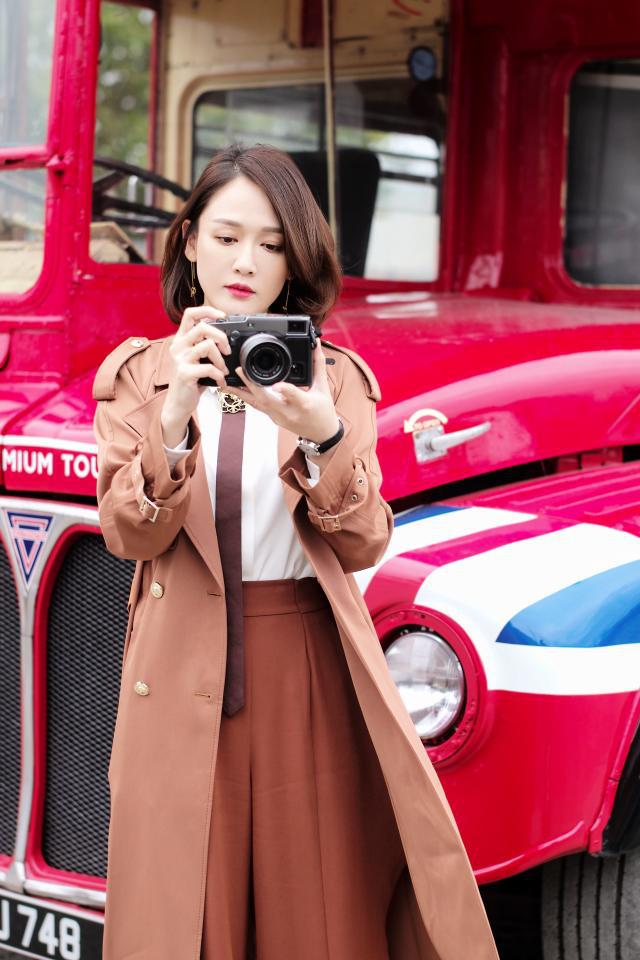 陈乔恩身着印花风衣长靴现身优雅率性40岁仍旧少女感十足