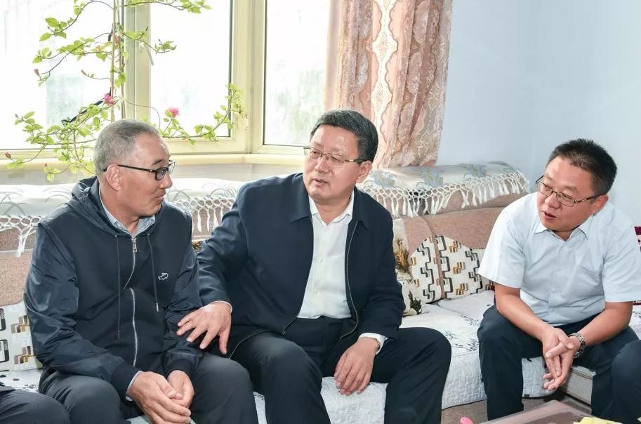 和退休教师,代表盟委,行署向全盟广大教师和教育工作者致以节日问候
