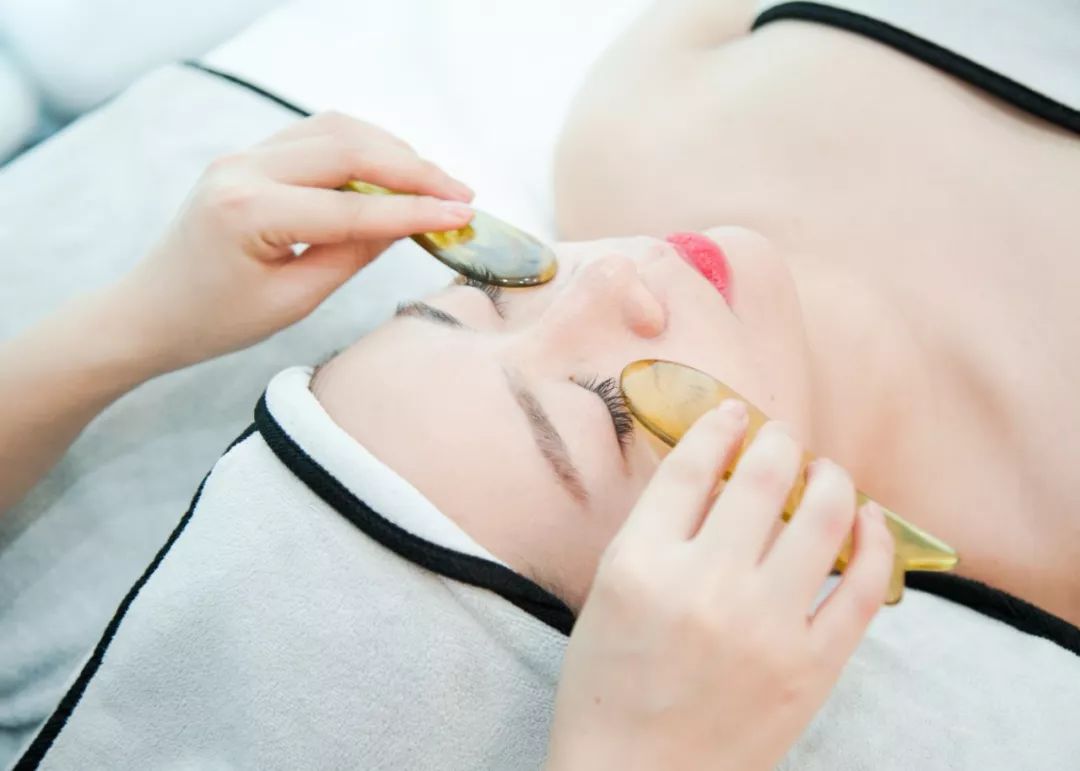 最后再用天然石刮痧棒刺激眼部穴位,促进血液循环,排出老废物质.