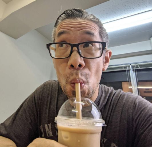 造作的霓虹阿叔,将鲑鱼卵当做珍珠加进了奶茶中..._日本