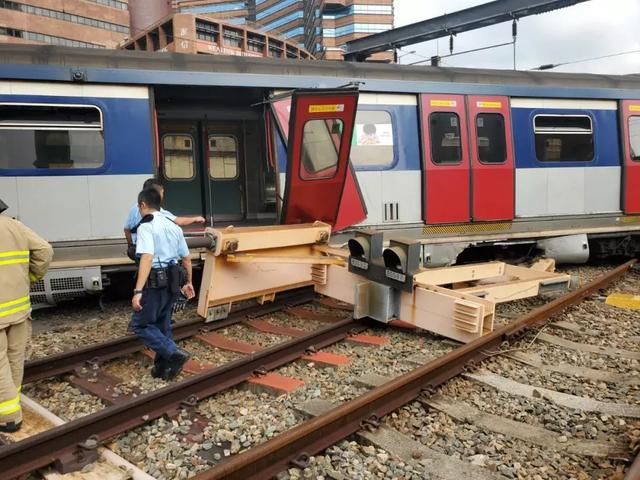 港鐵列車脫軌車廂斷為兩截車門飛脫8人受傷乘客歷驚魂一刻