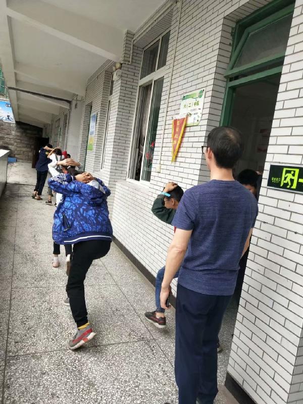 南溪街道石鹅小学开展地震应急逃生演练