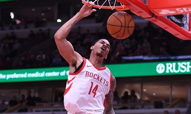 九指扣篮王格林晒照,身穿一号休闲球衣,称为纪念缺失的手指