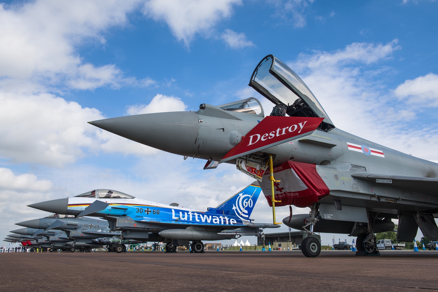 台风战斗机在英国皇家空军中一般被称为台风fgr4战机,之前的狂风战斗