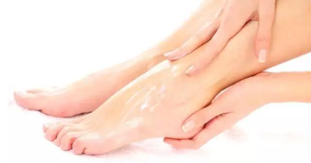 脚底冻裂可以涂身体乳吗(脚底冻裂可以涂身体乳吗女生) 脚底冻裂可以涂身体乳吗(脚底冻裂可以涂身体乳吗女生)