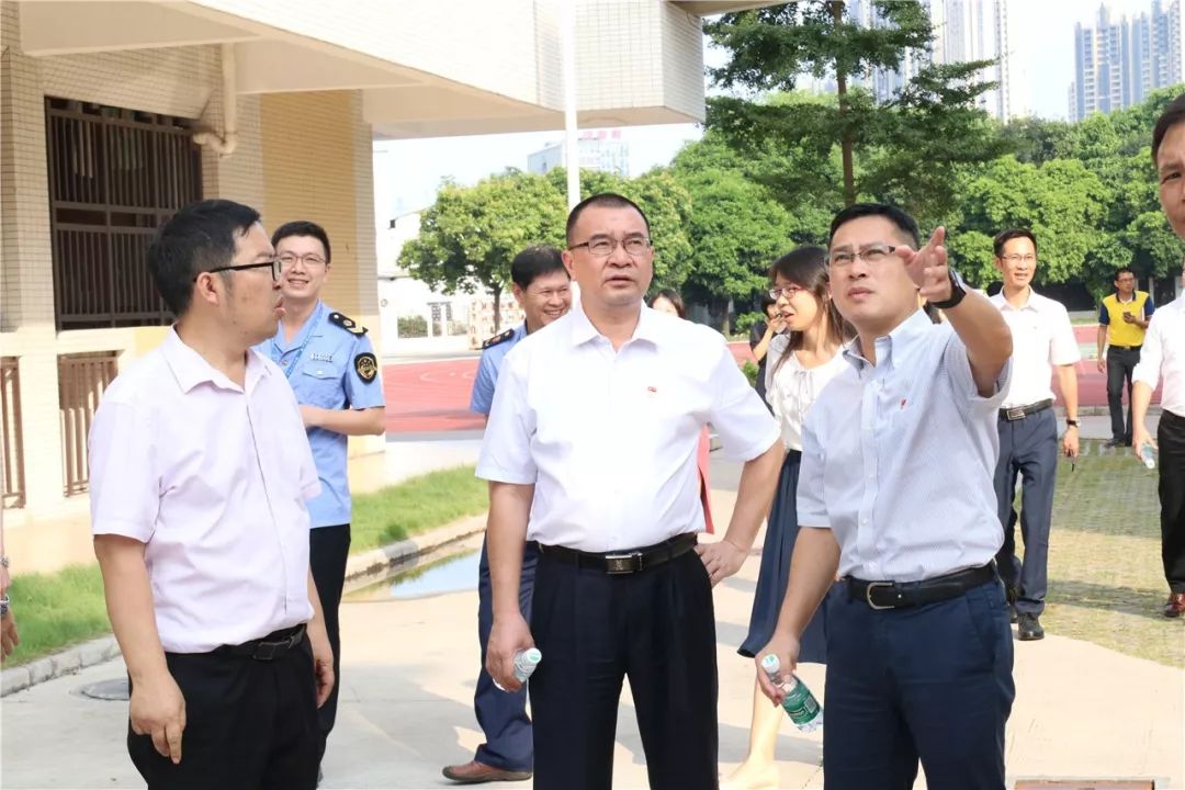 创文标识布置到位映月中学9月16日,由桂城街道党工委书记麦绍强带队