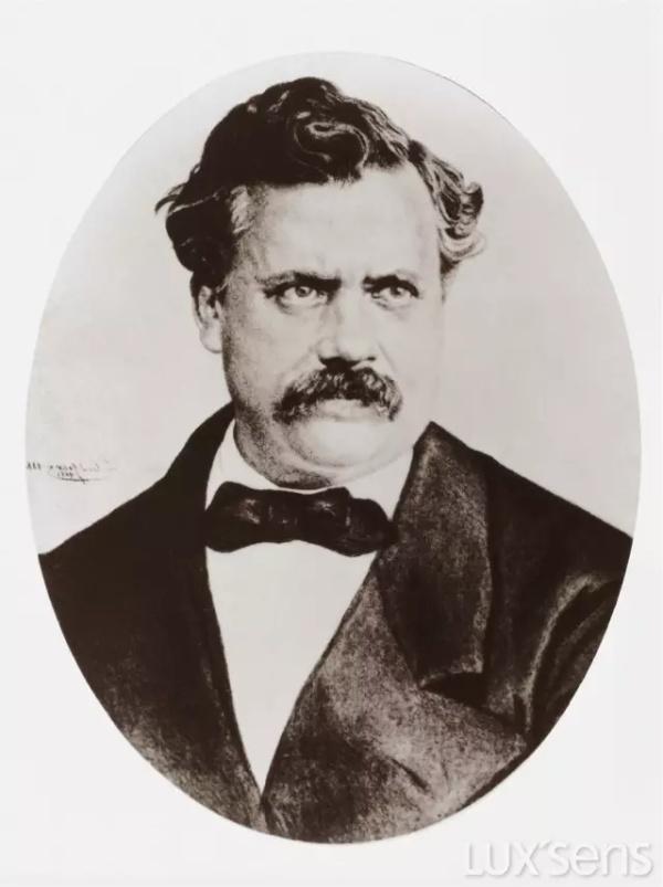 路易·威登——这个名牌传奇的创始人,1821年诞生于法国一个偏远小镇.