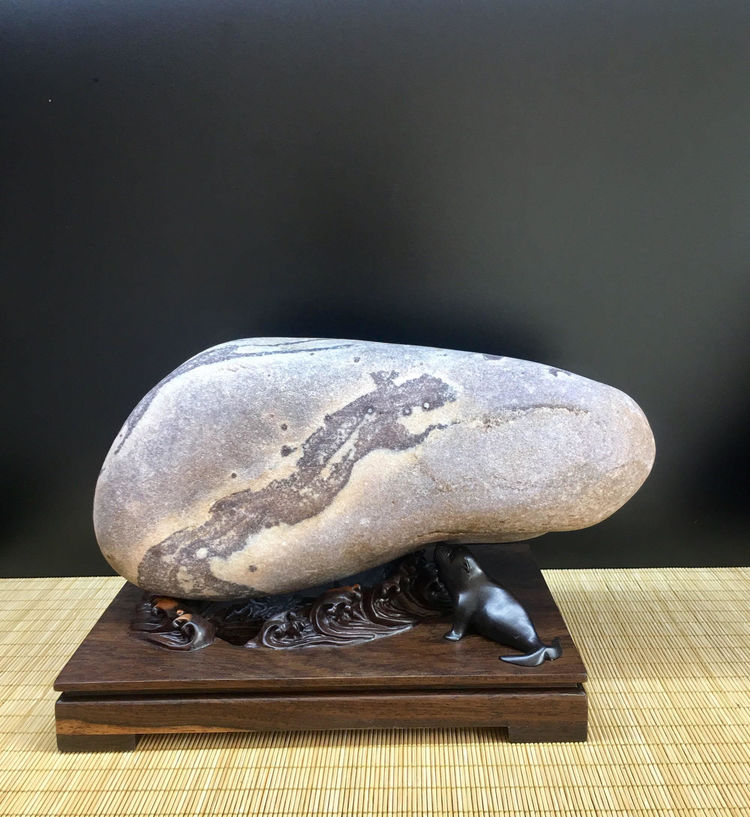 原创洛阳黄河滩惊现中华龙图腾奇石