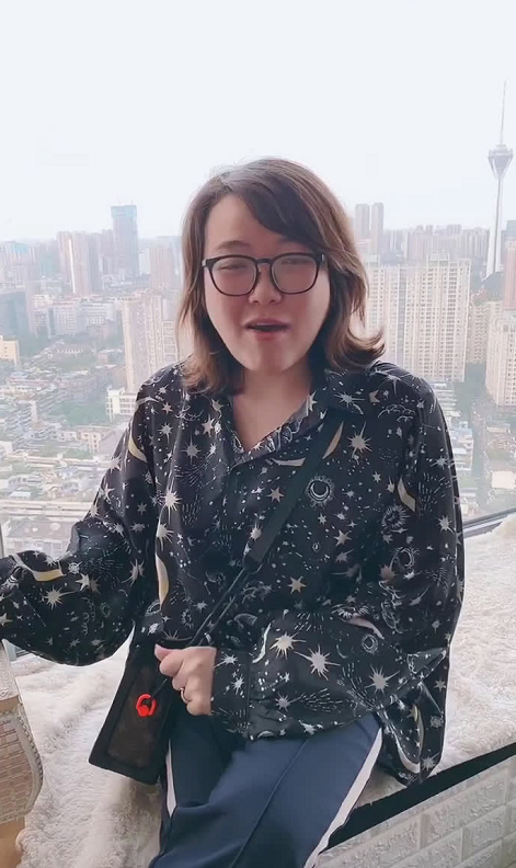 浪胃仙浪老师是个男的还是个90后长卷发水肿脸太像大妈