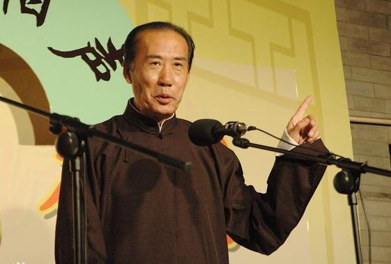王少立出身曲艺世家,父亲是民间老艺人王振英,师父是相声名家贾继光.