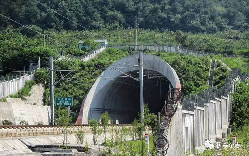 麻山隧道是一座双线长隧道,位于沪昆高铁k272 241.865-k275 793.
