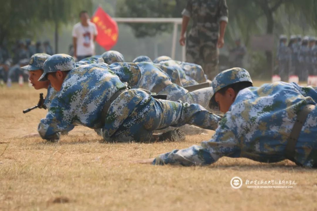 匍匐拳方块队尽管骄阳似火,但是我们不畏炎热,不畏辛苦,反复练习,从