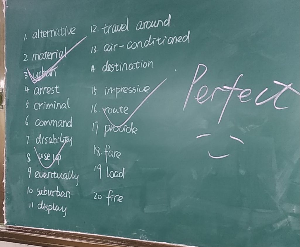 黑板默写,参赛选手表现优秀本次英语背默大赛的举行,不仅使同学泌在