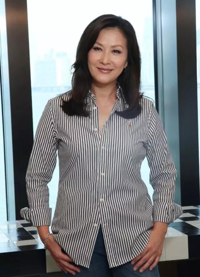 目前,因破产欠巨债的钟家鸿是陈慧珊的经纪人.