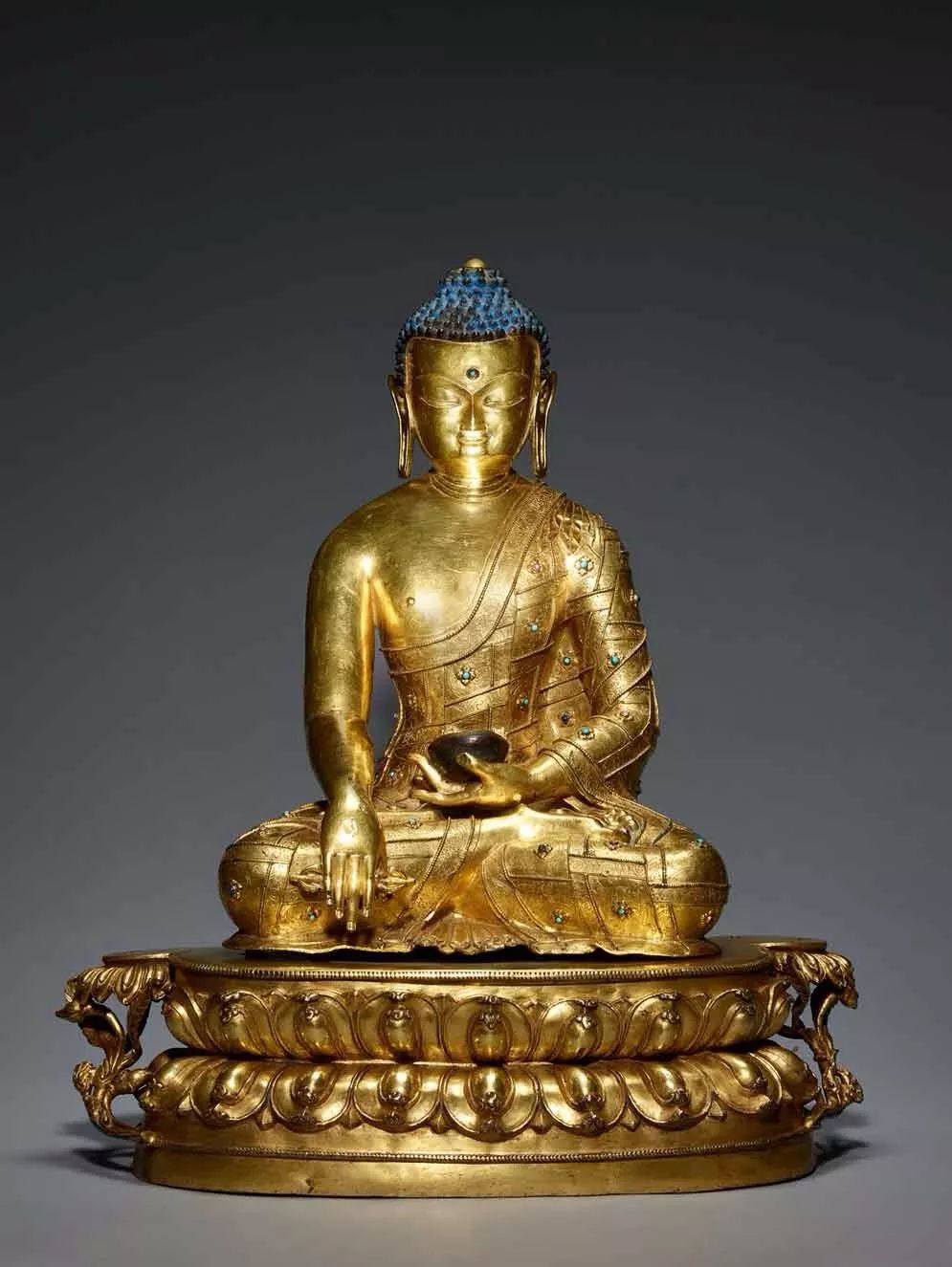 并持金刚杵,左手结禅定印托钵,结全跏趺坐于莲座上