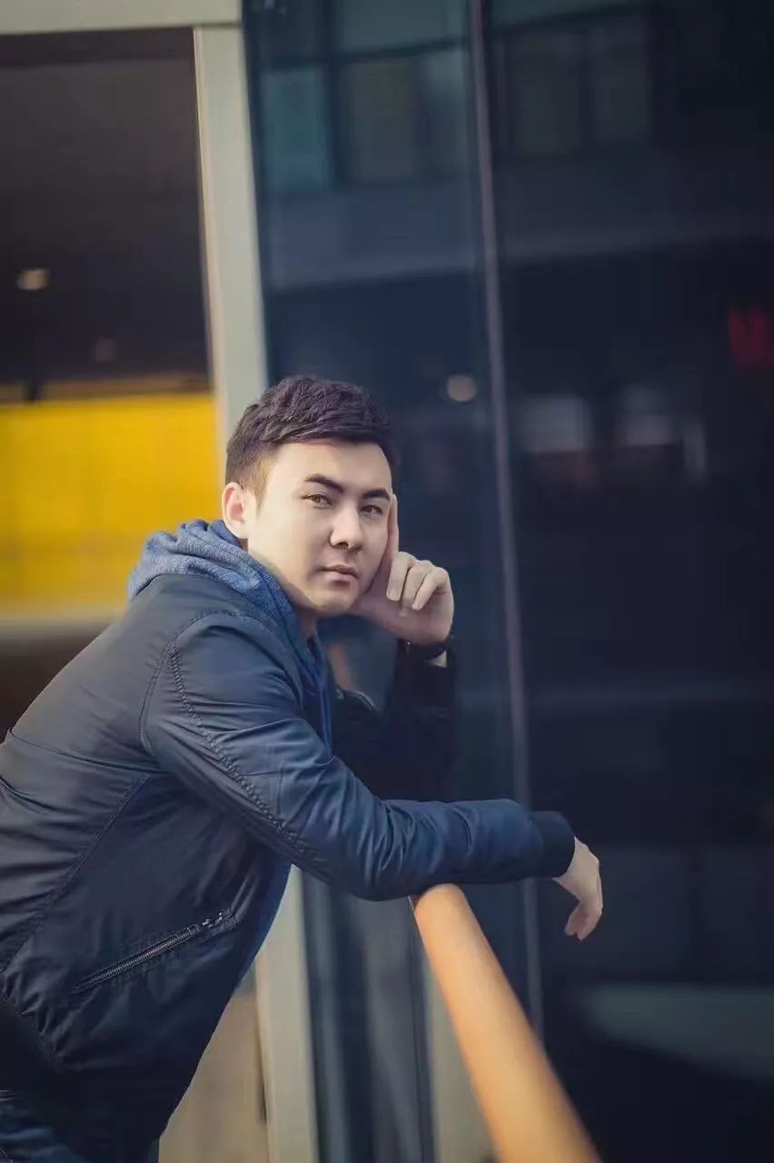 新疆949交通广播《我的朋友圈》节目主持人 小叶原创音乐人简介刘双双