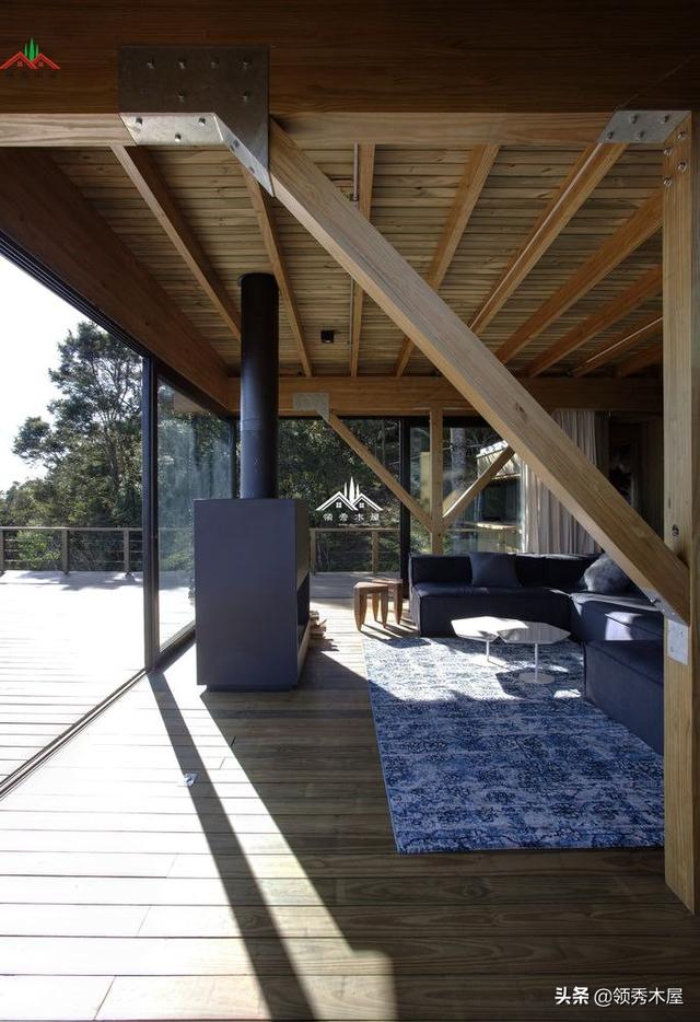 如何在山坡上建造一栋平顶现代风格度假小木屋