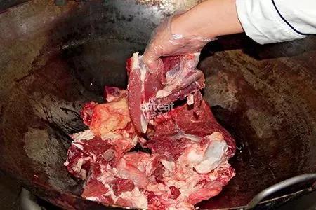 羊肉改刀后不焯水,直接冷水下锅煮,这样可以更好地彰显羊的本味.