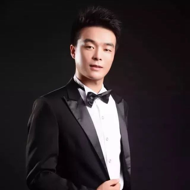 全球华人十佳爱心歌手大赛十佳歌手称号,先后师从于深圳男高音黄威