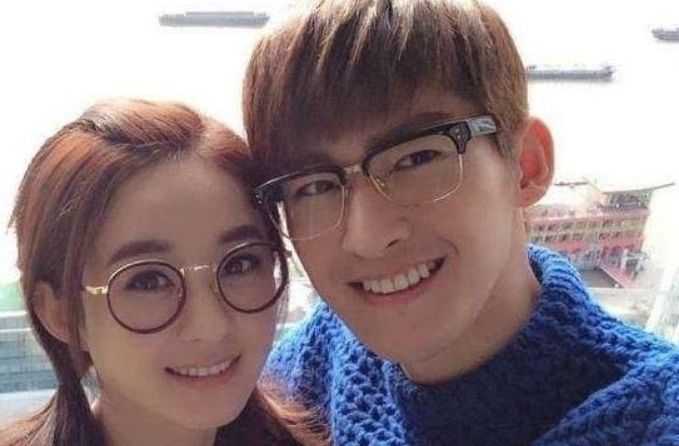 赵丽颖和男星的合照,就算是冯绍峰也规规矩矩的,跟他就笑开了花