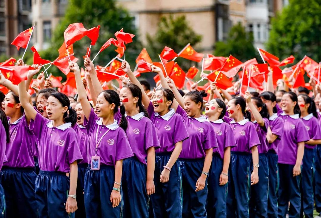 全体人员行注目礼,少先队员行队礼,高声齐唱国歌.