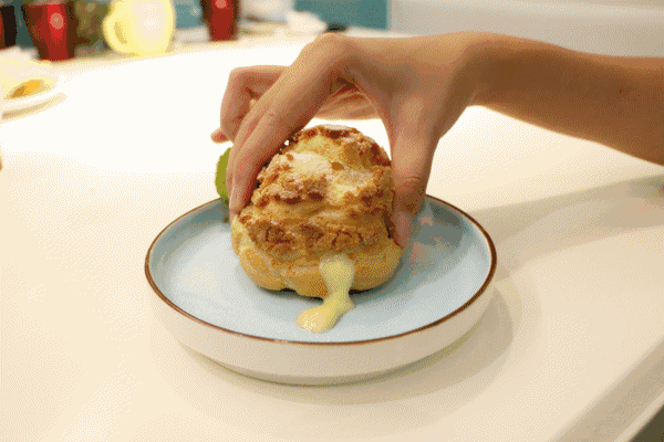 刚上桌的乳鸽热气腾腾,一筷子戳下去,感觉油都要biu出来了.