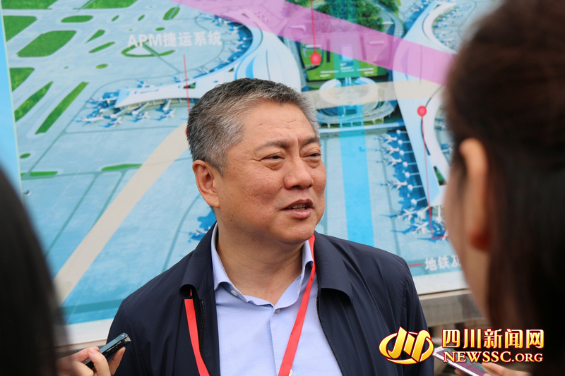 省人大代表韩松在现场接受媒体采访代表现场说:有期待也有期望"来的一