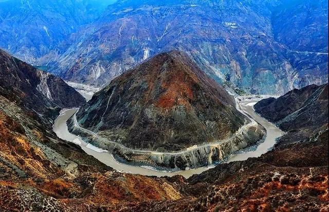 关于乡城乡城县位于四川省甘孜藏族自治州西南边缘,地处横断山脉中段