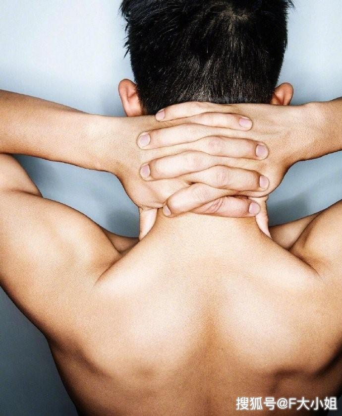 太撩了顶流之王李现16年痞帅风杂志大片曝光胸大肌要爆啦