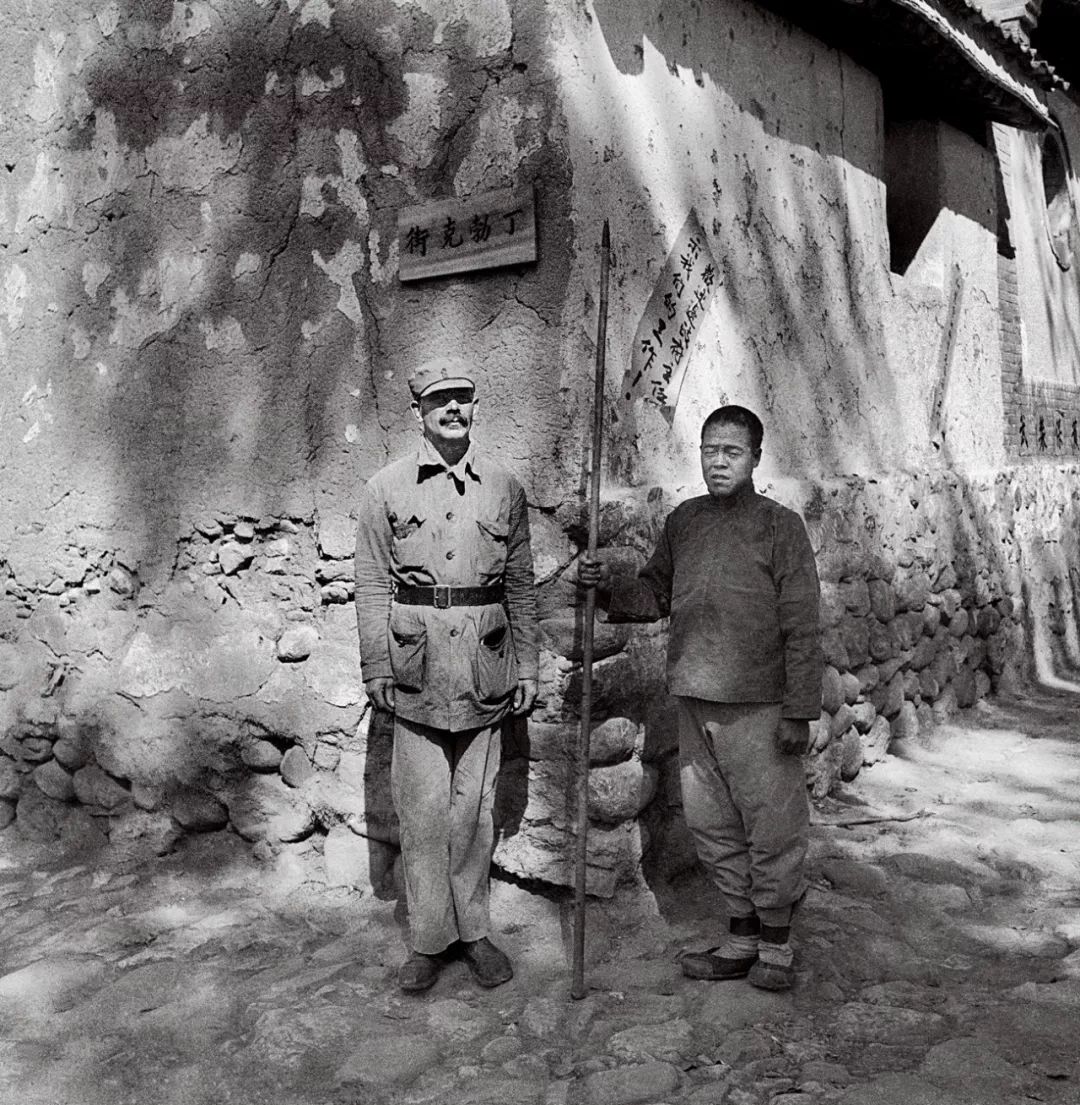 山西五台白求恩大夫与自卫队员1938年沙飞 / 摄中国美术学院美术馆藏