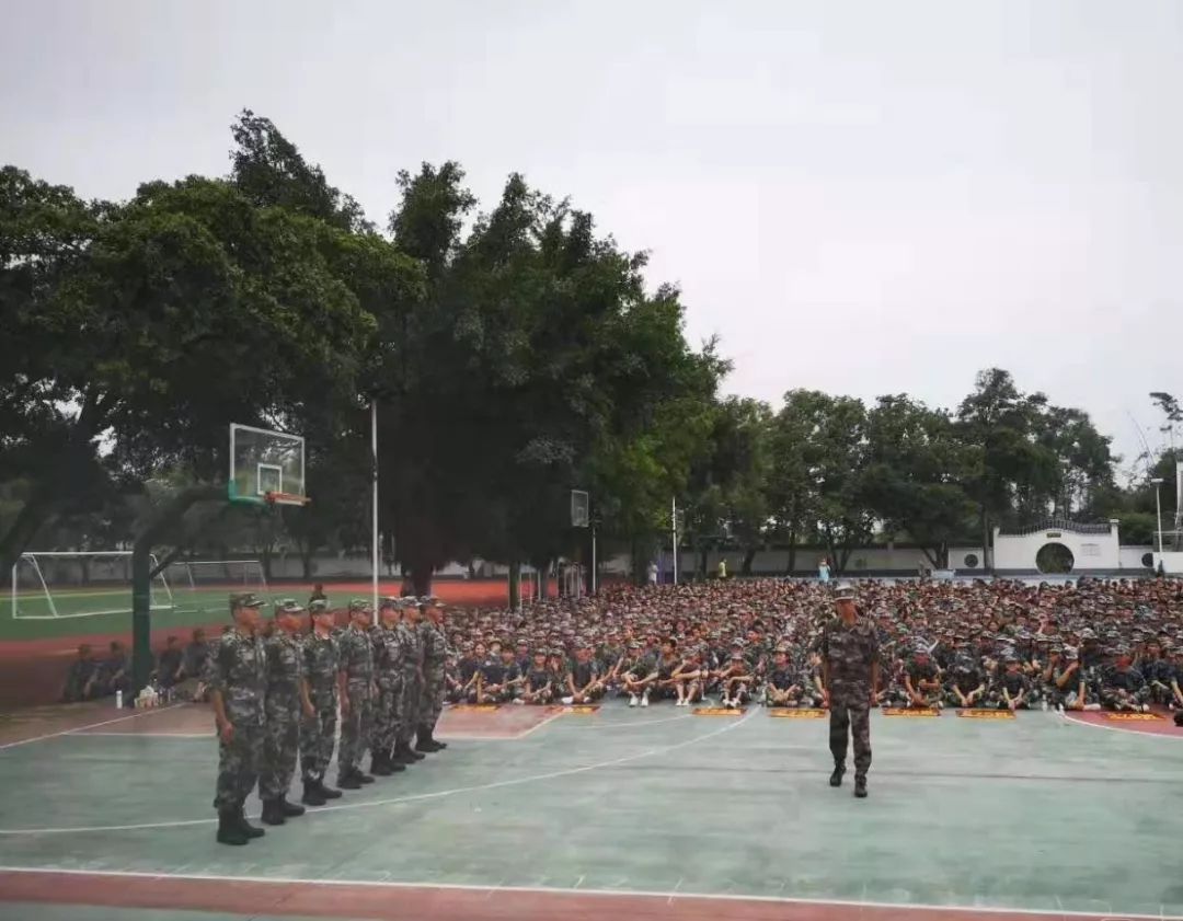 实拍新桥中学举行2019级新生军训动员大会