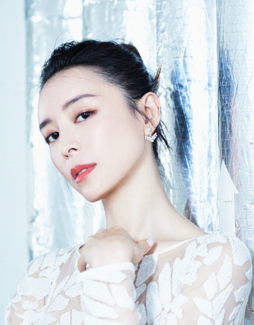 女演员张静初优雅明媚性感写真