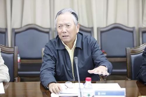 比较研究中心特邀资深管理与教育专家杨晓堂先生为大家带来精彩讲座