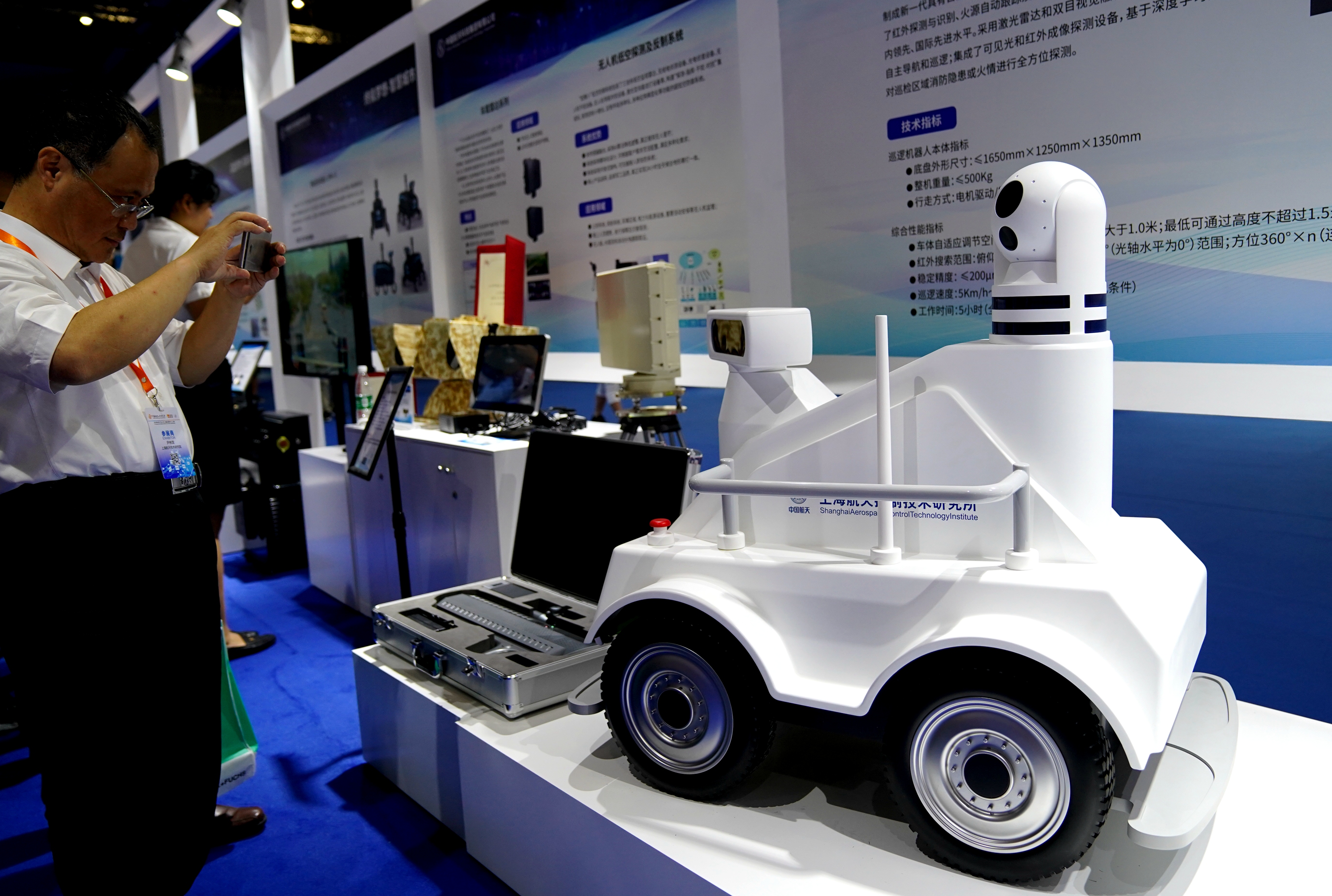 上海航天技术研究院在工博会上展示的智能自主消防巡检机器人(9月17日