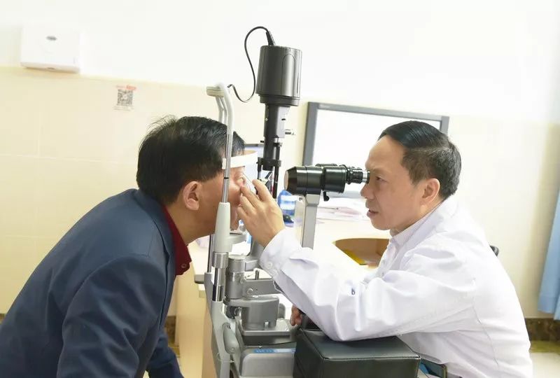 四十载如一日 为患者诊治疑难杂症虽然董万江是院长