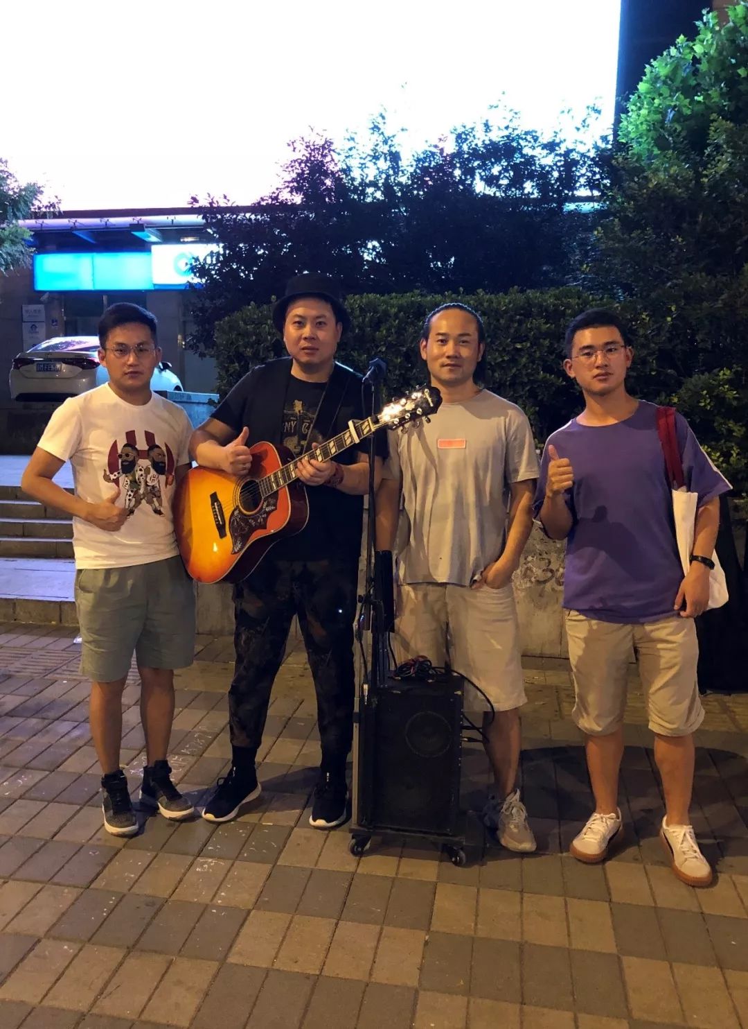 【学旅人】街头作为空间:青年流浪歌手与城市的互动-搜狐大视野-搜狐新闻