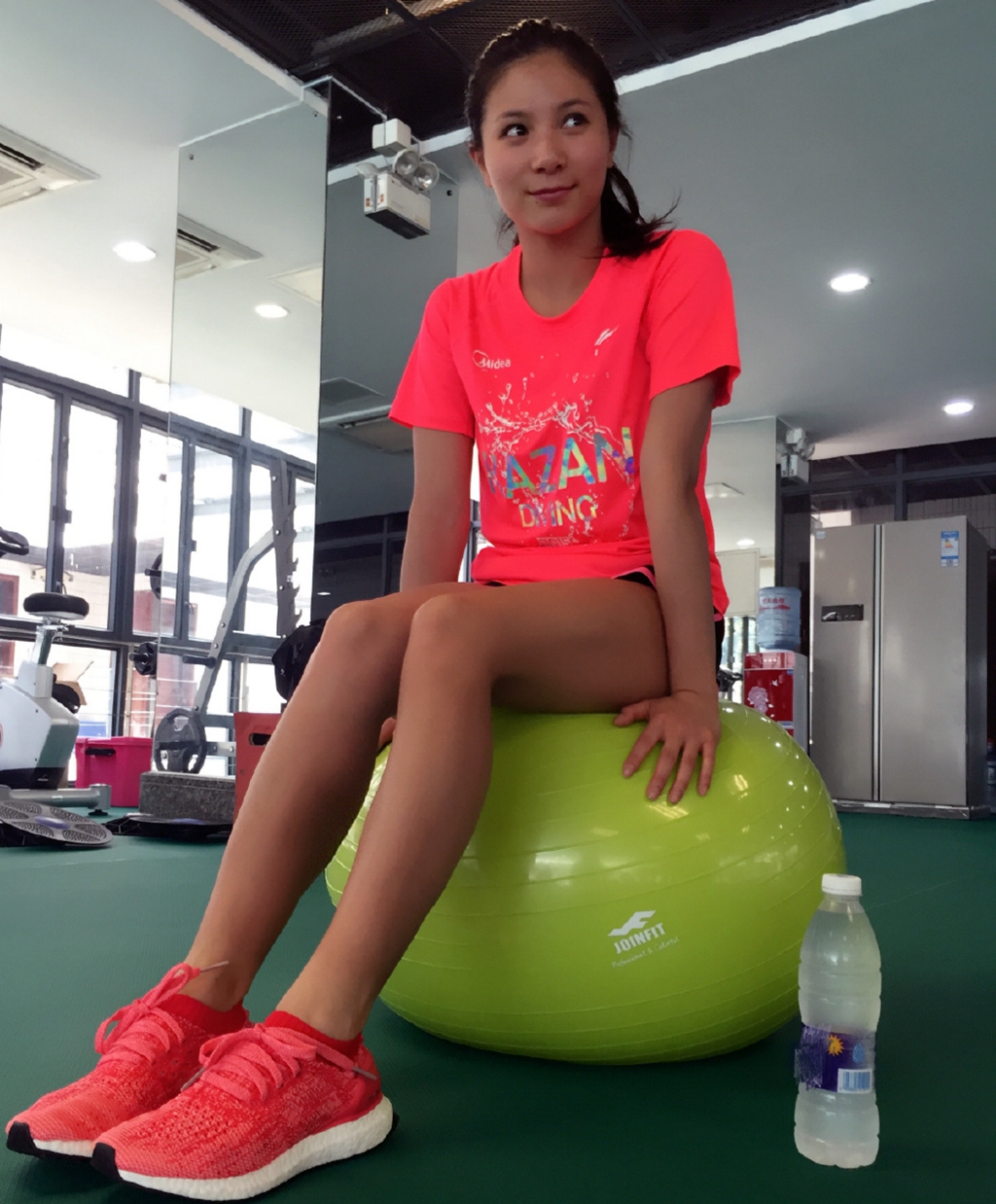 丈夫是世界冠军,退役后身材不输模特_何姿