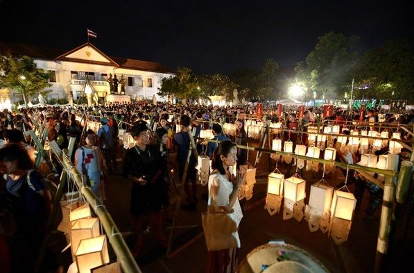 放天燈契迪龍寺旁邊的全柚木寺廟盼道寺將會舉行神聖而唯美的點燈儀式