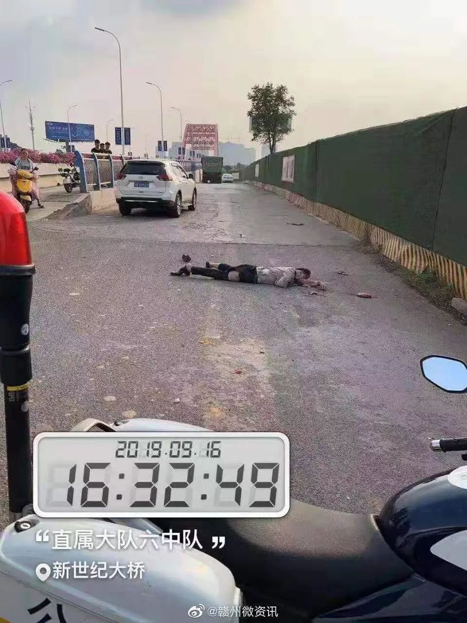 新世纪大桥一司机被压的血肉模糊!二人在斑马线被撞身亡!