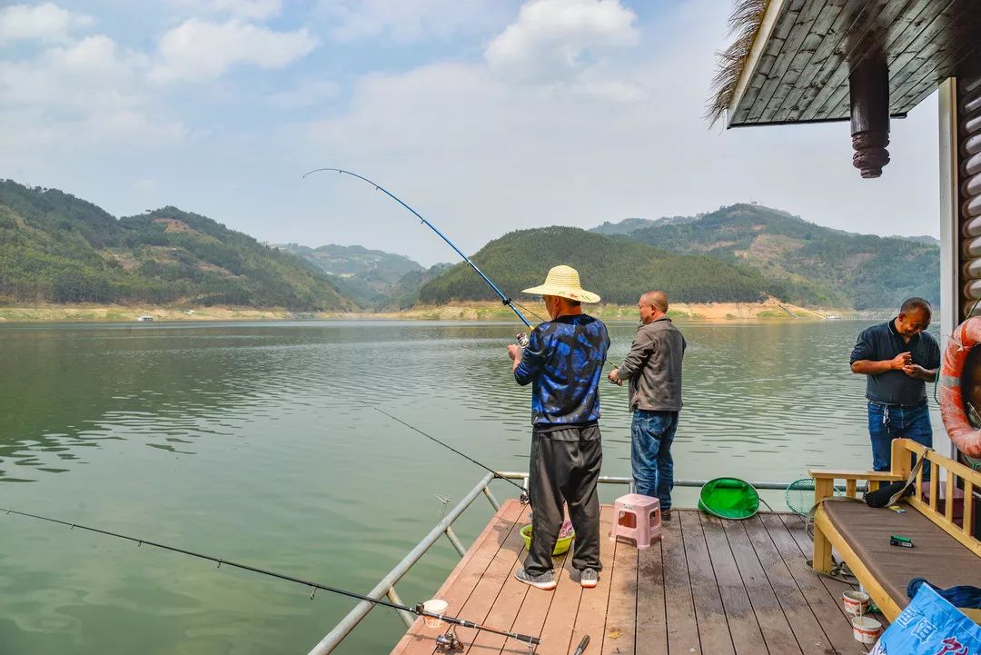 贵州万峰湖钓鱼图片