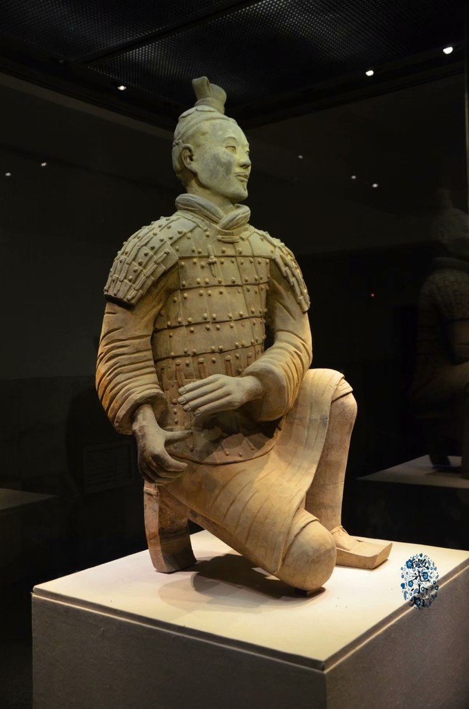 跪射俑与立射俑一样,出土于二号坑东部,所持武器为弓弩,与立射俑一起